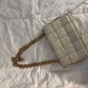 Chic Cream Woven Shoulder Bag with Gold Chain